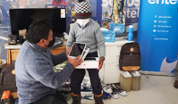 Entregan una Tablet con señal Wi-Fi al niño que pasaba clases en las puertas de Entel en Uyuni