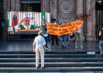 Mujeres Creando irrumpe homilía de monseñor Gualberti y califica de hipócrita a la Iglesia