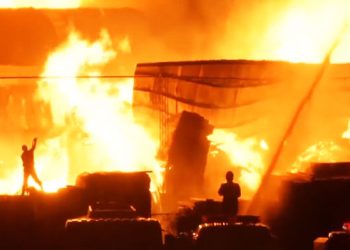 Arde fábrica de colchones en Santa Cruz y causa temor en vecinos
