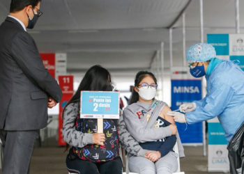 Perú se alista para tercera ola en medio de retraso en envío de vacunas chinas