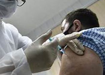 Hombre se vacuna cinco veces contra el COVID-19 en Brasil
