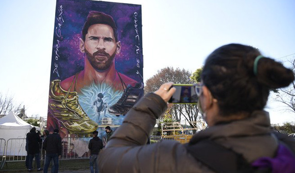 Un mural gigante celebra al Messi ‘de otra galaxia’ en su Rosario natal