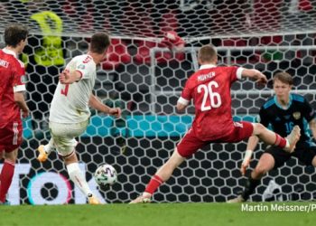 Dinamarca se mete en octavos de Eurocopa con goleada 4-1 a Rusia