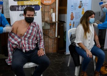 Uruguay alcanza el 70% de su población vacunada con al menos una dosis contra el COVID-19