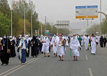Fieles ascienden el monte Arafat en el momento cumbre de la peregrinación a La Meca