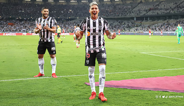 Con show de Hulk, Mineiro liquida 3-0 a River y pasa a semis de Libertadores