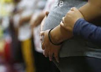 Salud instruye vacunar a mujeres gestantes y lactantes contra el COVID-19
