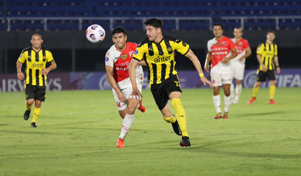 River de Paraguay frustra clasificación anticipada de Peñarol a octavos de Sudamericana