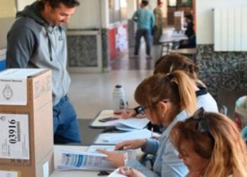 Jóvenes en Chile votan por ‘un cambio’ con su futuro ‘en juego’