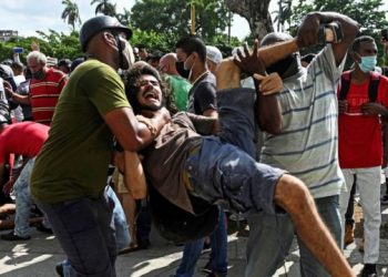 El Presidente cubano llama ‘a defender la revolución’ ante multitudinarias protestas
