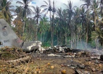 Sube a 45 la cifra de muertos en accidente de avión militar en Filipinas