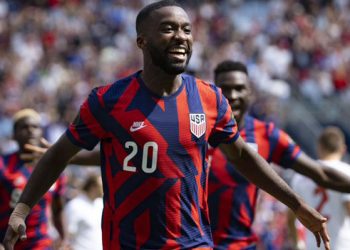 Estados Unidos vence 1-0 a Canadá y avanza a cuartos como líder del Grupo B de la Copa de Oro