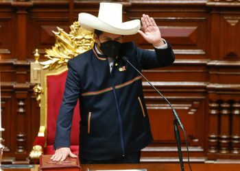 Castillo anuncia reforma constitucional tras asumir la Presidencia de Perú