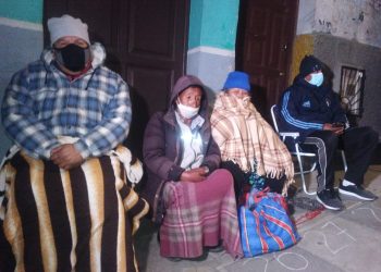 Ciudadanos pernoctan en puntos de vacunación por la segunda dosis contra el COVID-19