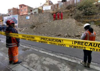 Un obrero pierde la vida y tres resultan heridos tras la caída de un muro de contención en La Paz