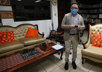 Destituido fiscal anticorrupción abandona Guatemala para ‘resguardar su vida’