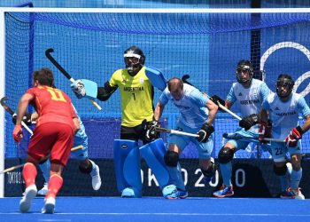 Leones argentinos de hockey debutan con caliente 1-1 ante España y Bélgica gana
