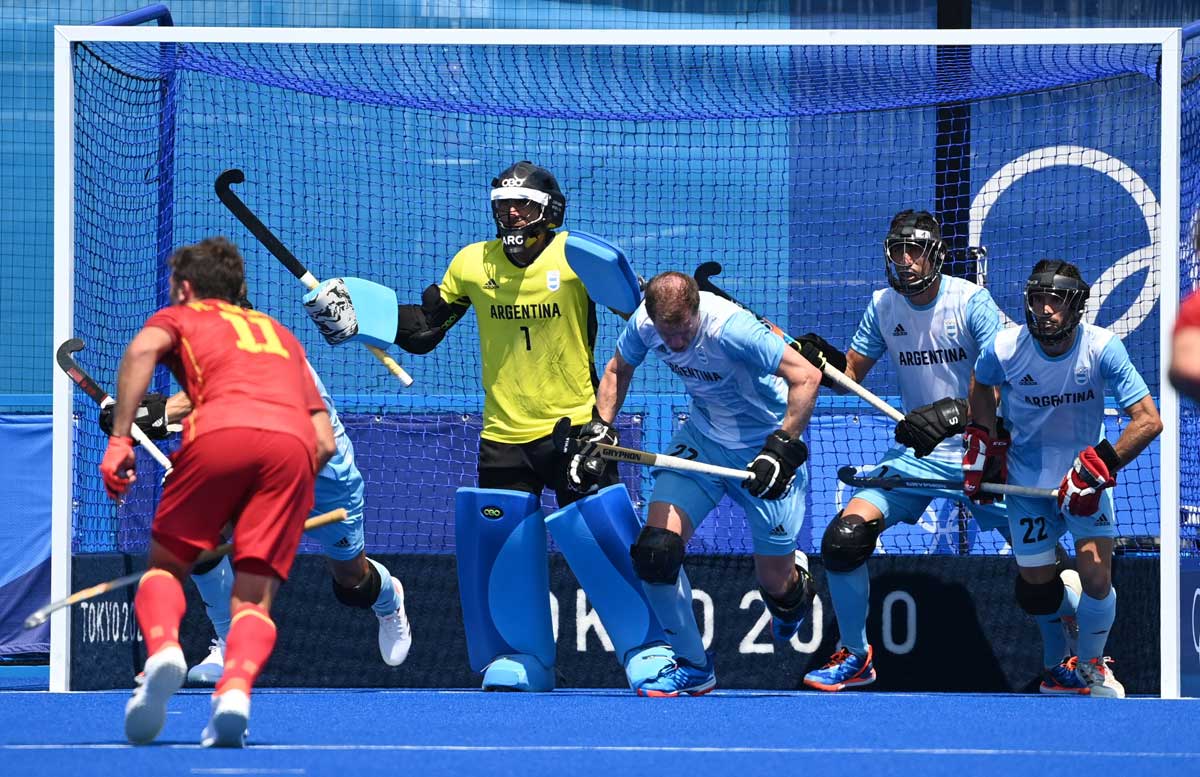Leones argentinos de hockey debutan con caliente 1-1 ante España y Bélgica gana
