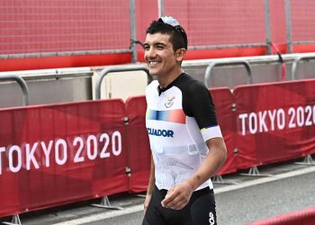El ecuatoriano Richard Carapaz, bañado de gloria, disfruta pero acusa abandono