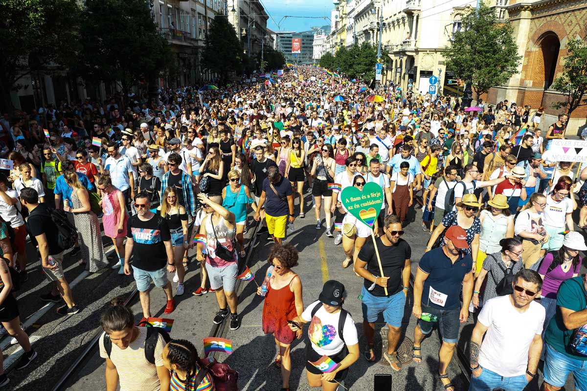 Desfile multitudinario en la marcha del Orgullo en Budapest