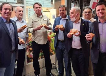 Sin estar vacunado, Bolsonaro come una pizza en la calle en Nueva York