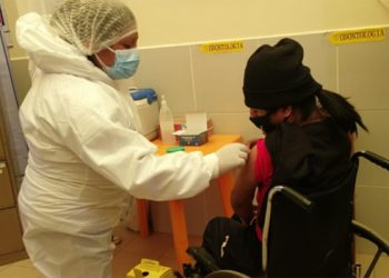 Personas con discapacidad de El Alto reciben la vacuna contra el COVID-19