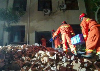 Sube a 17 número de muertos por colapso de hotel en China
