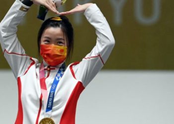 La tiradora china Qian Yang consigue en carabina 10 m el primer oro de Tokio-2020