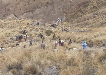 Al menos 21 personas mueren en el despeñamiento de un bus en Cochabamba
