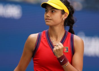 La joven Raducanu asombra en el Abierto; Zverev espera a Djokovic en semis