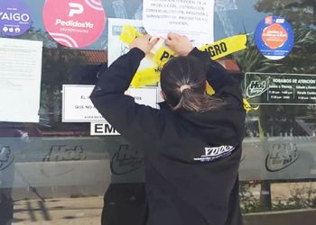 Hallan parte de un dedo en una hamburguesa; clausuran local y víctima pasa por trauma psicológico
