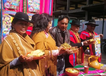 Comunarios de Huatajata invitan a la feria del pescado. FOTO: GAMEA