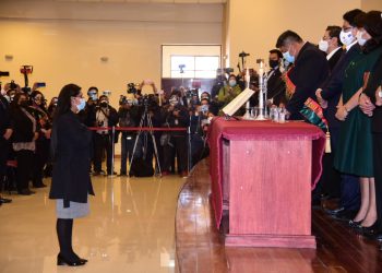 Eva Copa jura como alcaldesa de El Alto y anuncia gestionar reunión con Arce