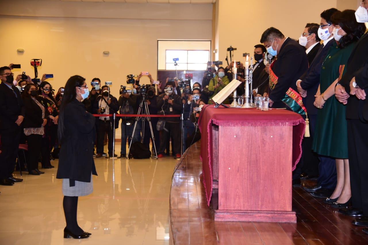 Eva Copa jura como alcaldesa de El Alto y anuncia gestionar reunión con Arce