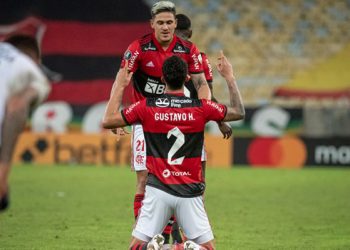 Flamengo avanza en la Copa Libertadores y remolca a Vélez Sársfield