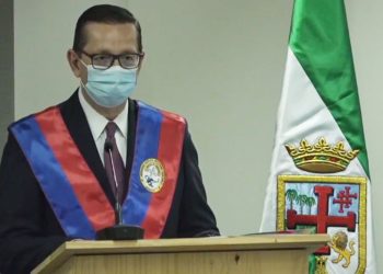 El exministro de Economía Óscar Ortiz asume como rector de la UCB Santa Cruz