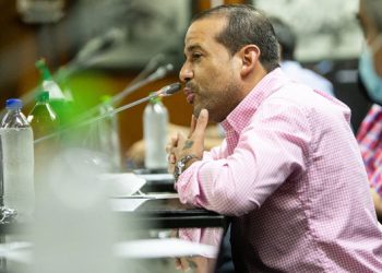 Denuncian que avasalladores toman rehenes a periodistas, policías y trabajadores en Santa Cruz