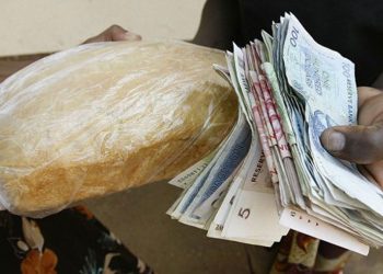 El billete de más valor en Zimbabue no basta para comprar el pan