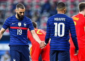 Benzema falla un penal en su regreso pero Francia derrota a Gales