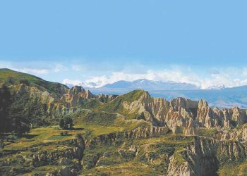 El Valle de Kaque Marka: viaje por los chullpares, entre rostros de montañas