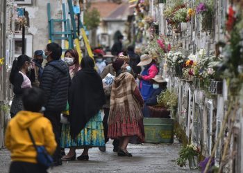Familias despidieron a sus difuntos con rezos; en La Paz 60.000 personas visitaron el Cementerio General