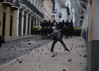 Estallan choques entre manifestantes y policía cerca de sede presidencial de Ecuador