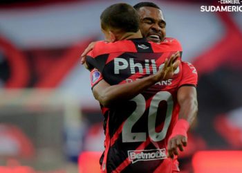 Paranaense vence 2-0 a Peñarol y chocará con Bragantino en final de la Sudamericana