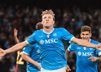 Napoli remonta al Genoa e iguala a la Roma en la cima de la Serie A
