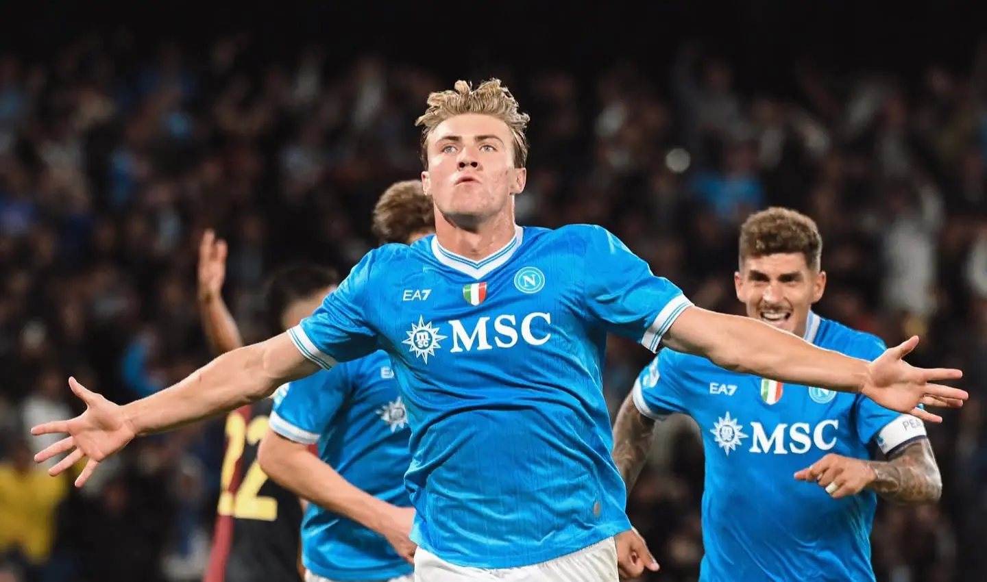 Napoli remonta al Genoa e iguala a la Roma en la cima de la Serie A
