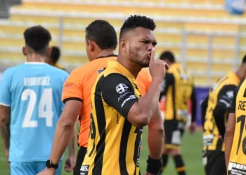 FIFA sanciona a The Strongest por una deuda con Rolando Blackburn
