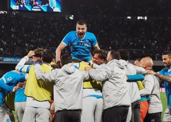 Napoli frena al Inter de Milán y toma el mando en Italia