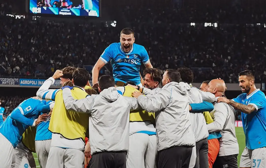 Napoli frena al Inter de Milán y toma el mando en Italia