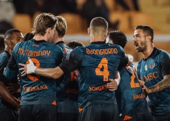 Napoli supera al Lecce (0-1) para dormir líder de la Serie A
