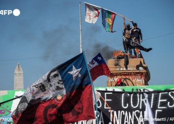 Masivas manifestaciones a dos años de revuelta social en Chile terminan con incidentes violentos